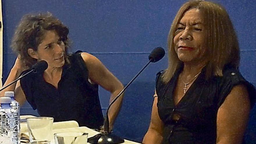 Pilar Leza escucha la intervención de la transexual venezolana asilada en España, Vicenta Matos