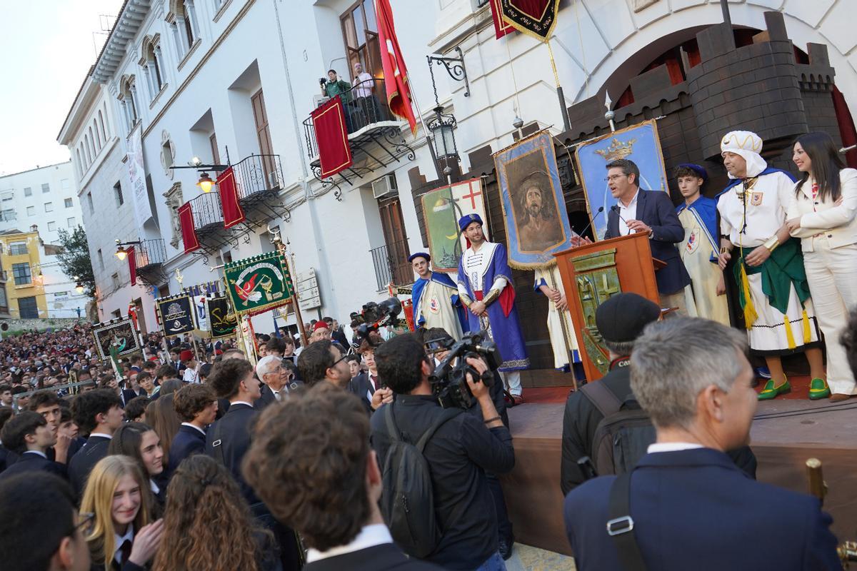 El alcalde interviene en la Plaça Major tras las Entrada.