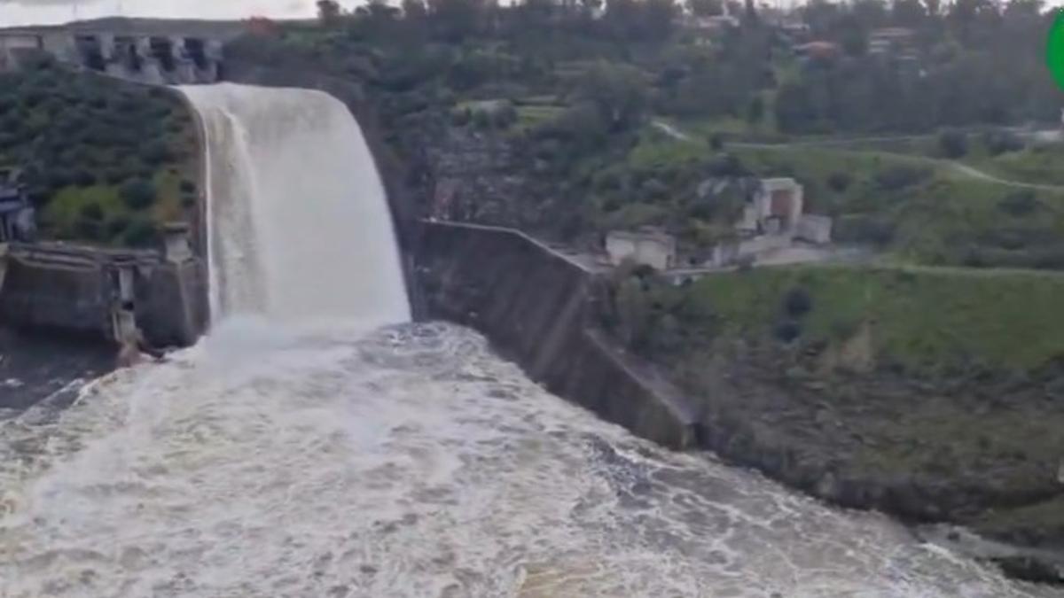 Presa de Alcántara desembalsando