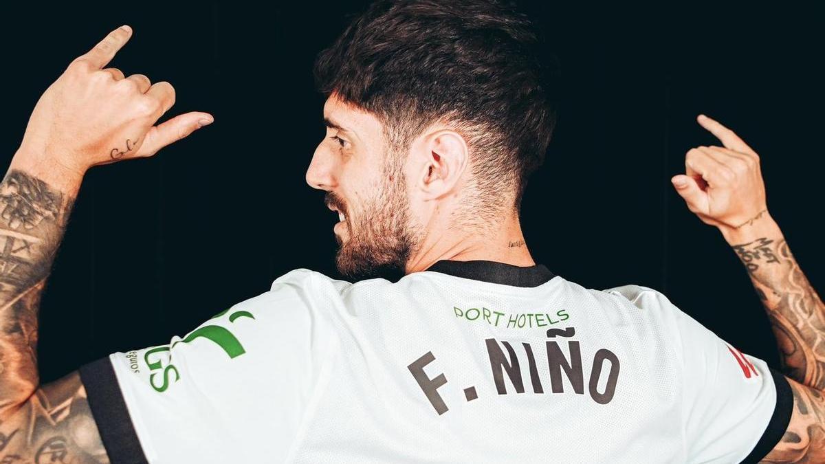 Fernando Niño, con la camiseta del Elche