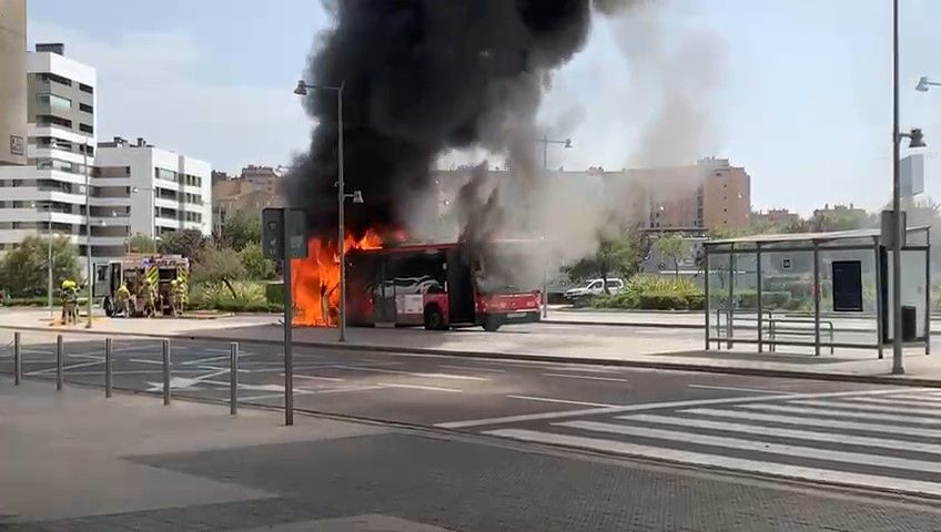 Incendio de un autobús en la estación Delicias de Zaragoza