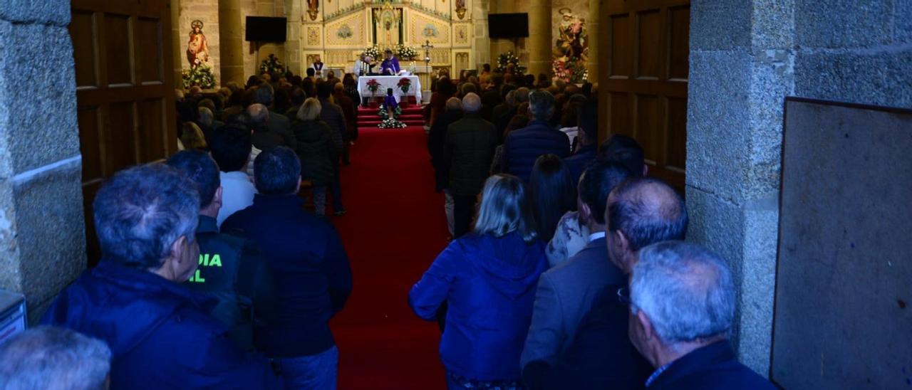 El interior de la iglesia de Bueu, ayer en el funeral, con la urna con las cenizas de Luis Gómez.
