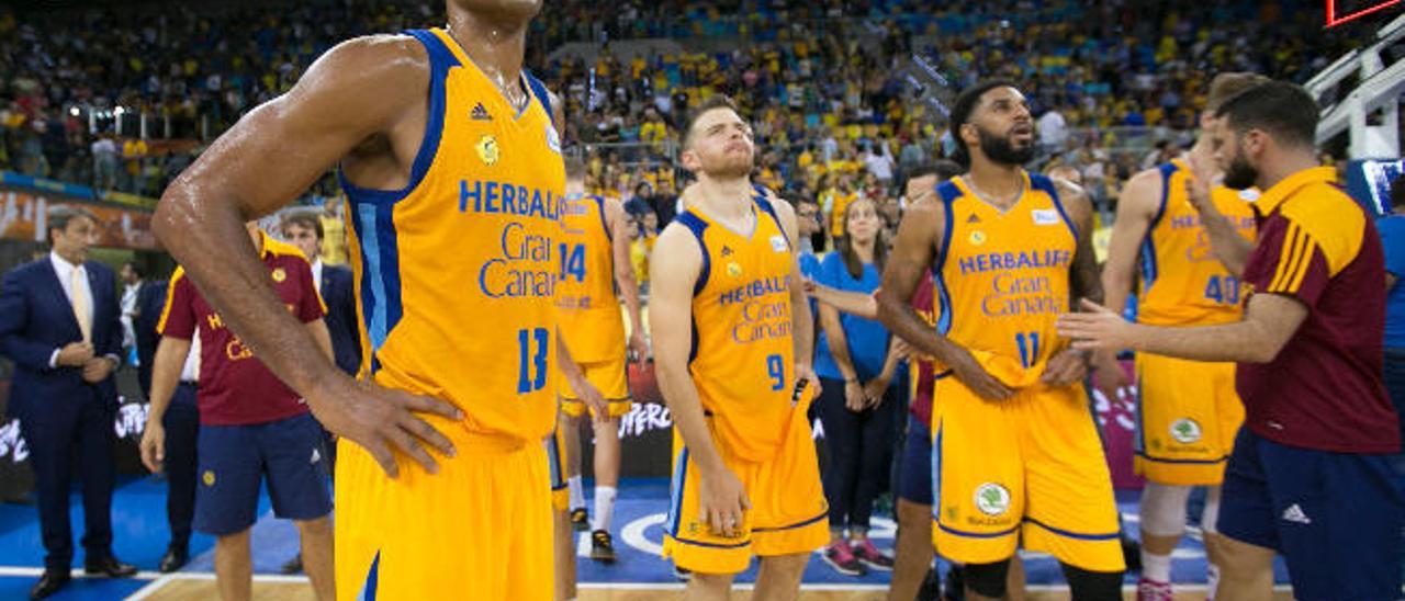 Eulis Báez, Gal Mekel y DJ Seeley, del Herbalife Gran Canaria, se lamentan, ayer, tras la derrota frente al Valencia Basket.