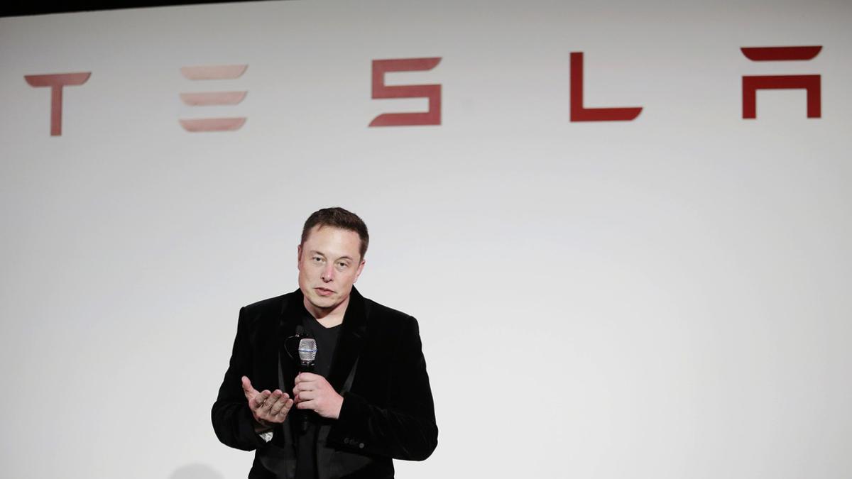Elon Musk anuncia que la compañía SpaceX hará en el 2018 el primer viaje espacial turístico