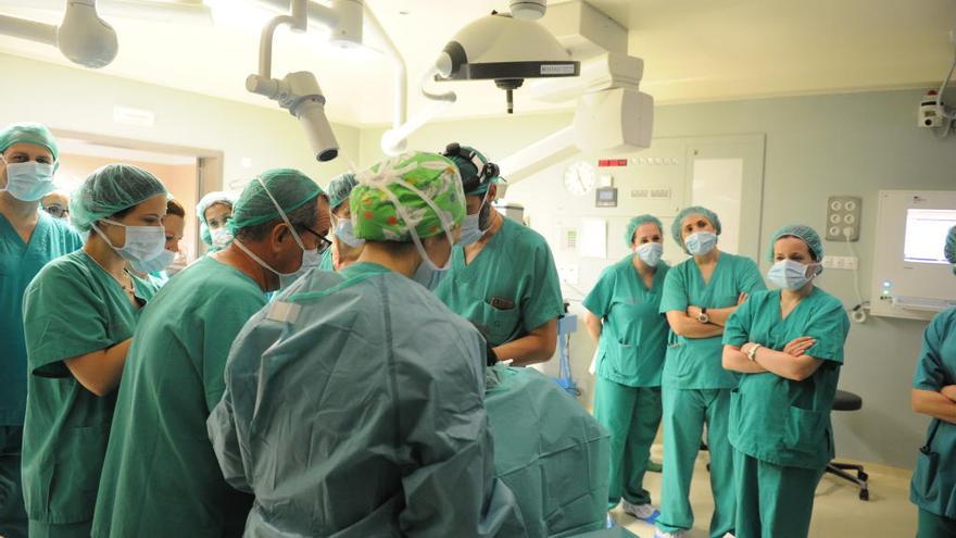 Varios alumnos de Medicina hacen prácticas en un hospital de la Región.