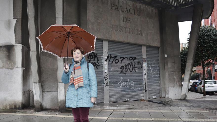 Mariana Fernández, ayer, junto al acceso principal del antiguo palacio judicial, en la calle Decano Prendes Pando. | LUCAS CID
