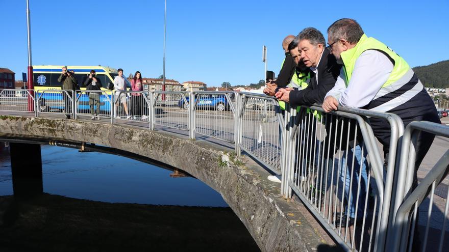 El alcalde observa los trabajos que se realizan en el puente de Santiago.