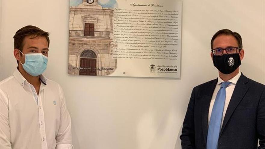 Una placa rememora la historia del antiguo edificio del Ayuntamiento de Pozoblanco