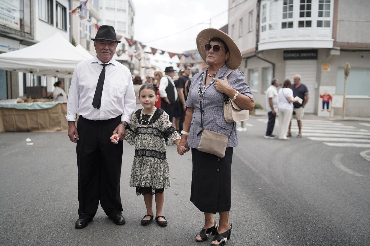 La Feria 1900 de Curtis revive un negocio familiar del siglo XX para destinar sus beneficios a la Fundación Centro Oncológico de Galicia.