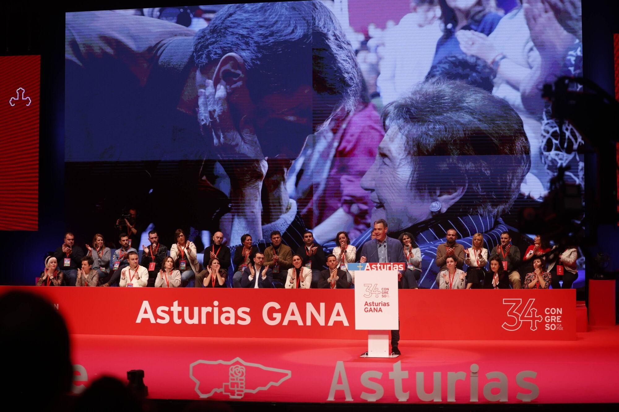 EN IMÁGENES: Pedro Sánchez y Adrián Barbón abren el congreso del PSOE asturiano