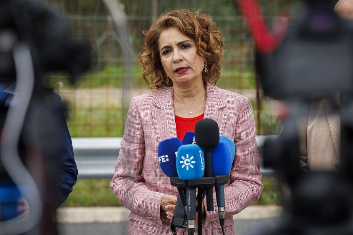 La vicepresidenta primera del Gobierno y ministra de Hacienda, María Jesús Montero, este fin de semana ofreciendo declaraciones en Sevilla.
