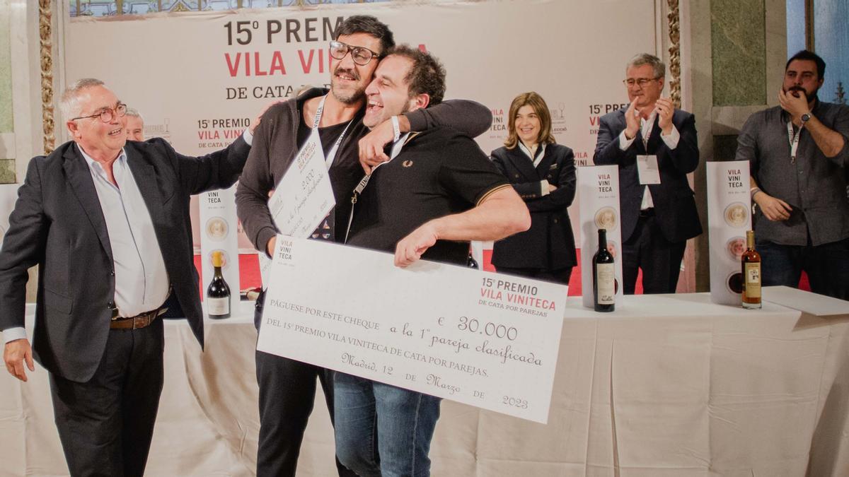 Eloi Cedo y Nacho Martínez celebran su victoria en el Premio Vila Viniteca de cata por parejas 2023.