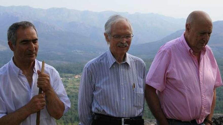 Bento da Cruz, flanqueado por Ferrín (dereita) e Antonio Lourenço.