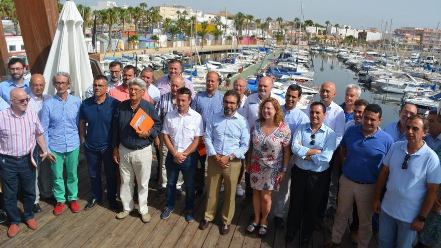 El consejero Pedro Rivera se reunió ayer con representantes de la Asociación de Clubes Náuticos de la Región.