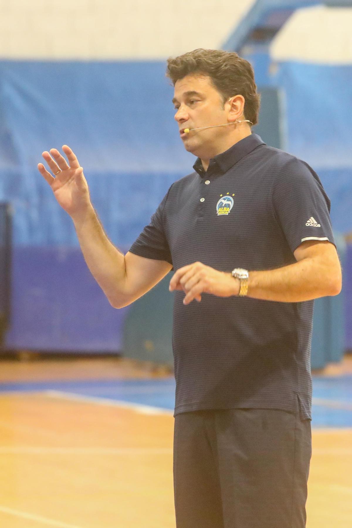 El CIFP Fontecarmoa ha vuelto a traer a Vilagarcía a uno de los entrenadores de élite europea.