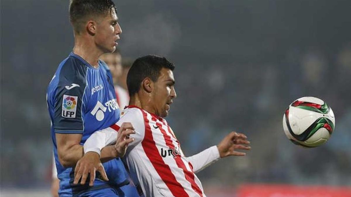 Dani Romera (derecha) durante el partido de los octavos de final de la Copa del Rey 2014-15 entre Getafe y Almería