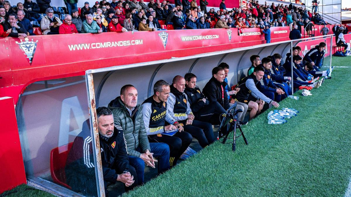 Víctor, junto al resto del cuerpo técnico y los jugadores suplentes en Anduva.