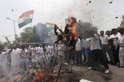 Workers of India's Congress party burn effigies representing Indian PM Modi and Delhi's former CM and AAP chief Kejriwal during a protest in New Delhi