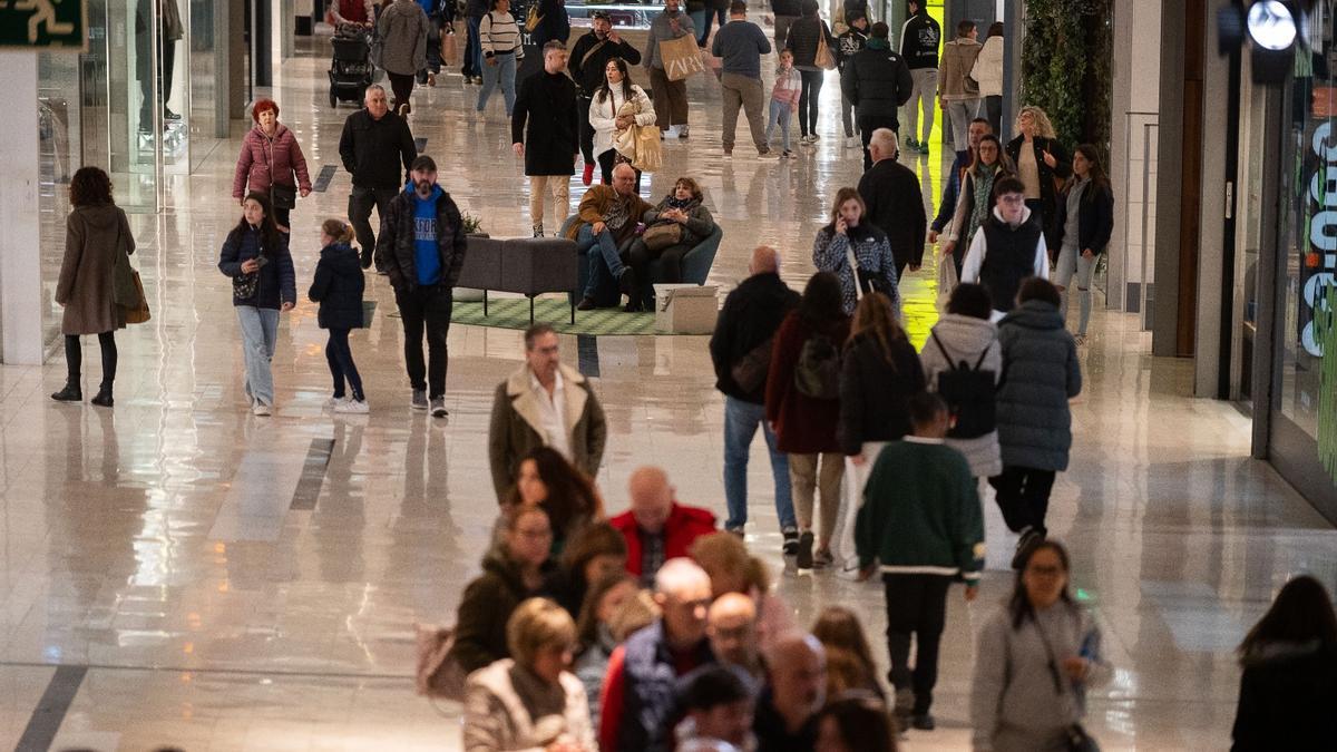 Decenas de personas pasean por la galería de un centro comercial en Zaragoza.