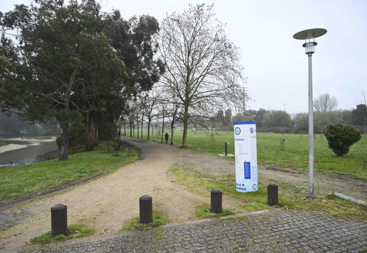 Una farola recién instalada en la Xunqueira de Alba.