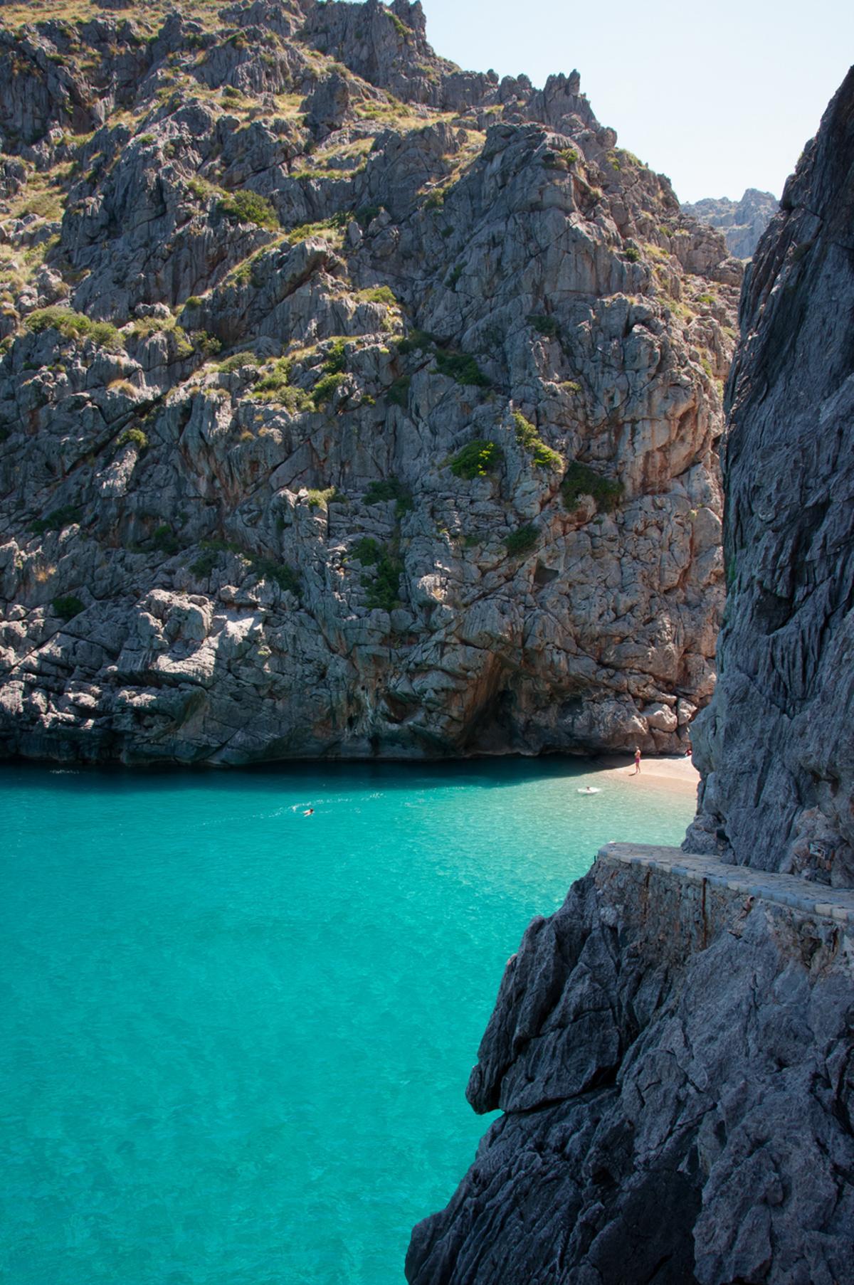 Una carretera que atraviesa un Patrimonio Mundial de la Humanidad y acaba en una cala preciosa.