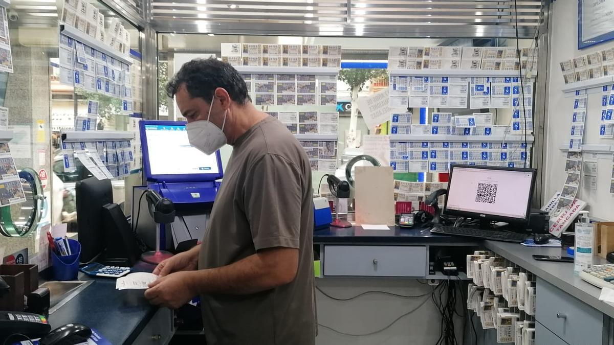 Un trabajador de la administración de la calle Isidor Macabich, ayer.