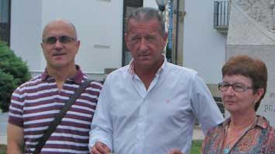 José Luis Campa, José Felgueres y Cristina Carneado, ayer, en Villaviciosa.