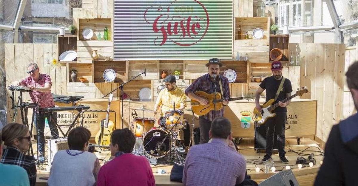 A mesa puesta y con música en directo