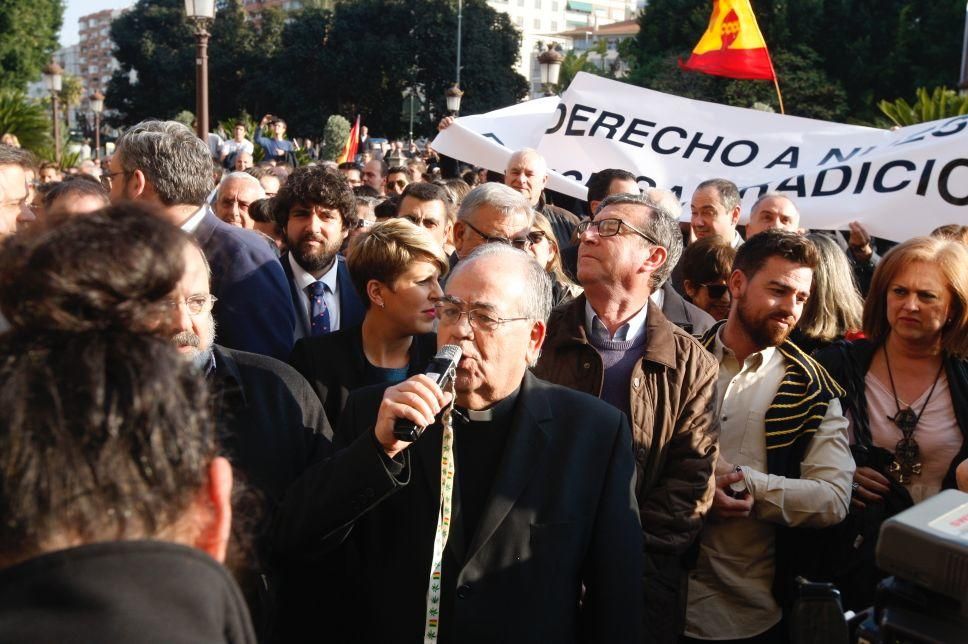 Los cofrades se manifiestan por la Semana Santa tradicional