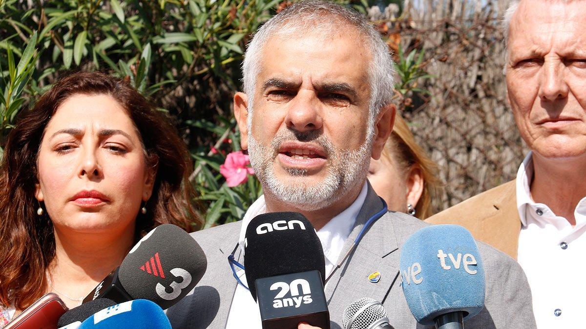 Carlos Carrizosa atiende a los medios de comunicación. Carlos Carrizosa atiende a los medios de comunicación.