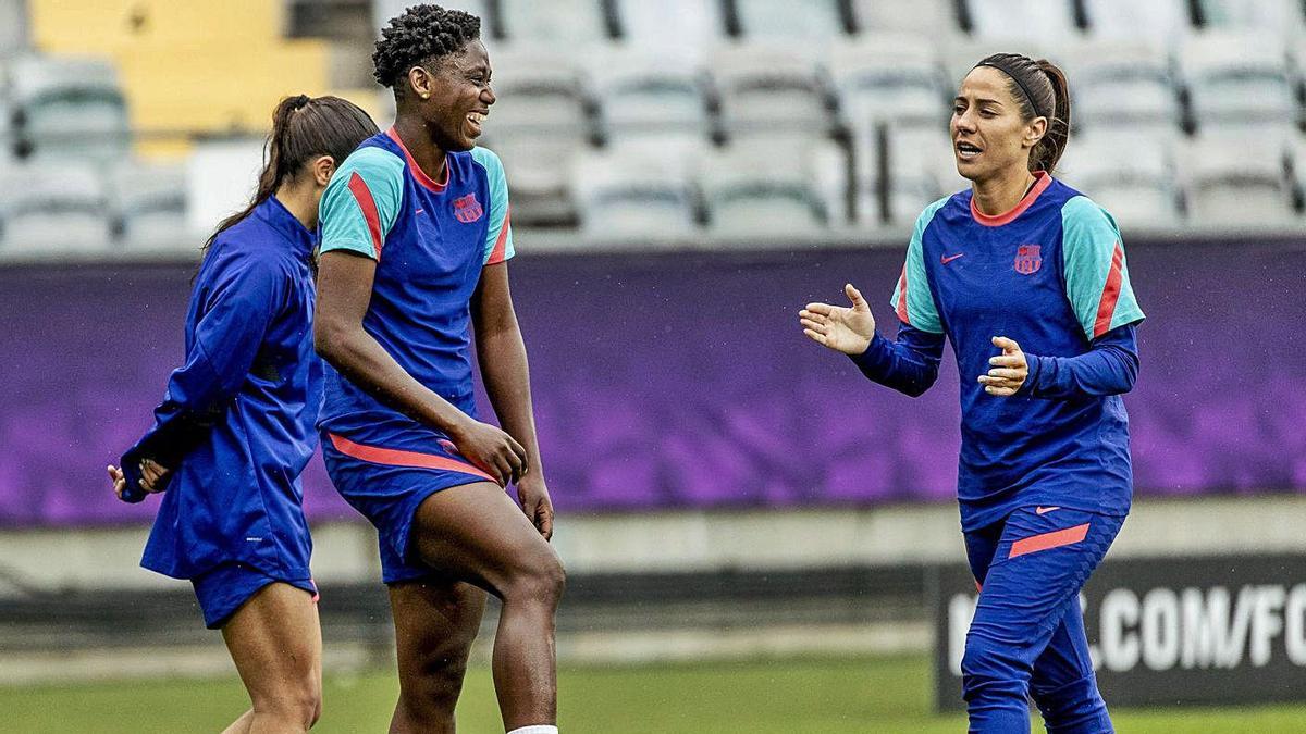 Oshoala i Losada protagonitzen un moment divertit en l’entrenament d’ahir a Göteborg  | ADAM IHSE/TT