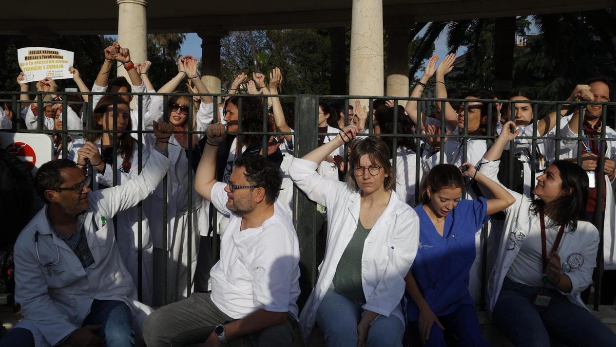 Médicos encadenados en la entrada del Hospital General el segundo día de huelga