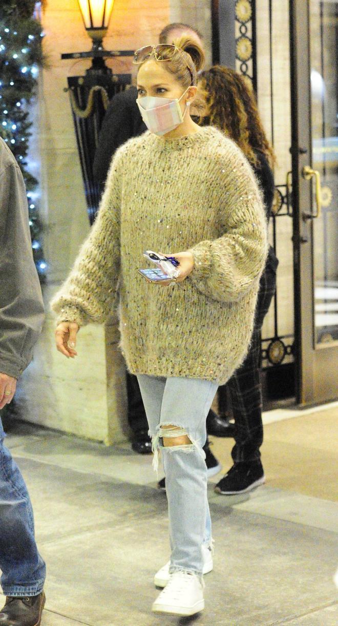 Jennifer Lopez con jersey oversize y vaqueros rotos