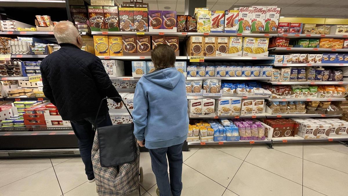 Dos clientes en un establecimiento de Mercadona en Barcelona.
