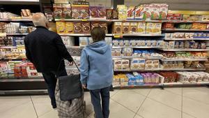 Dos clientes en un establecimiento de Mercadona en Barcelona.