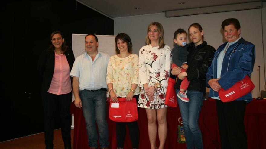 La consejera Graciela Blanco posa con los adjudicatarios de las viviendas en Arriondas, acompañada por la directora general de Vivienda, Ana Rivas (en el extremo izquierdo) y el alcalde en funciones José Manuel González.