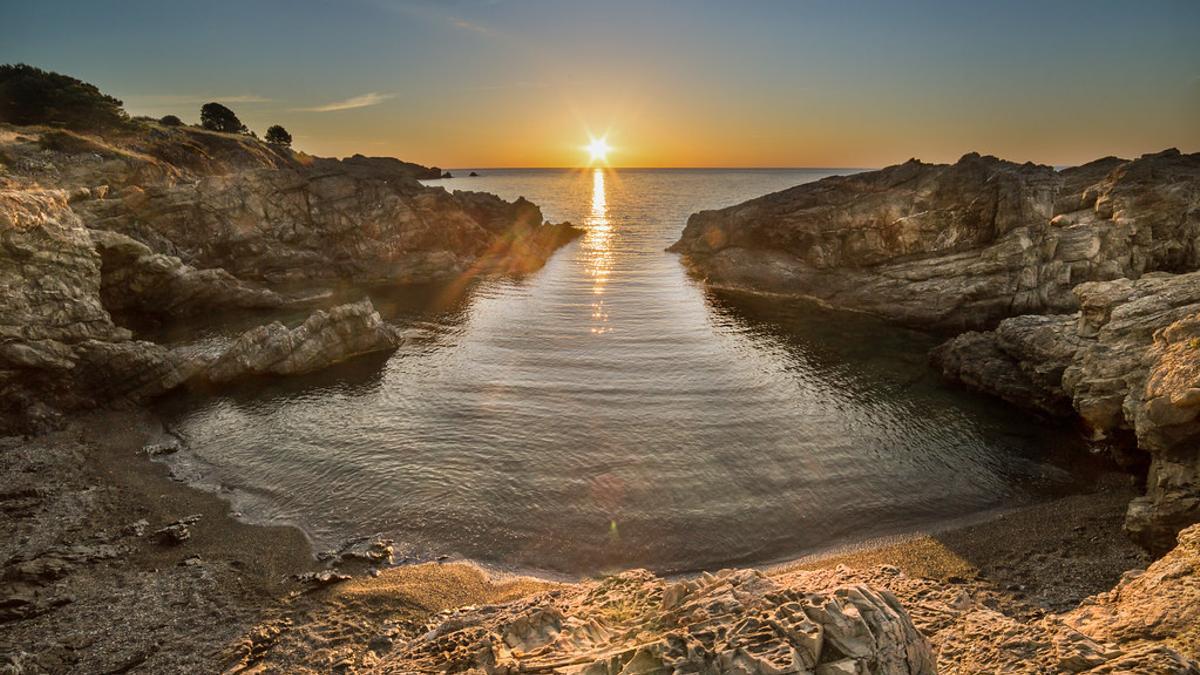 Vistas desde una playa de Llancà.