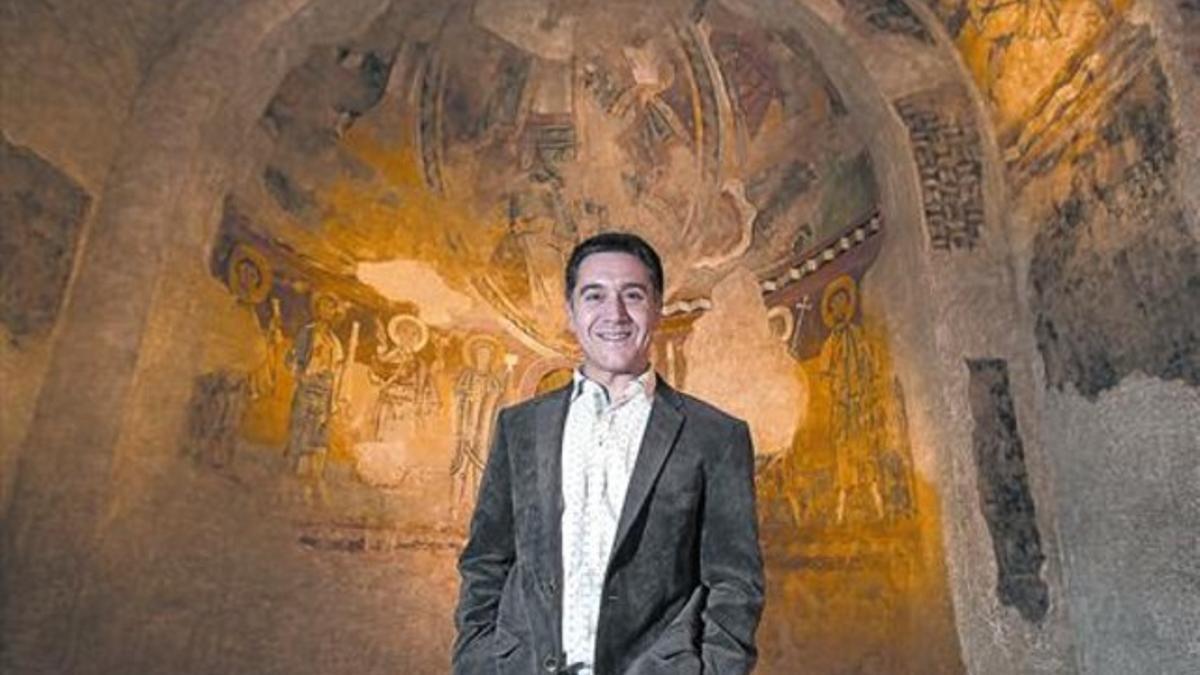 Martí Gironell, junto a una de las pinturas murales que conserva el MNAC, durante la presentación de 'Strappo'.