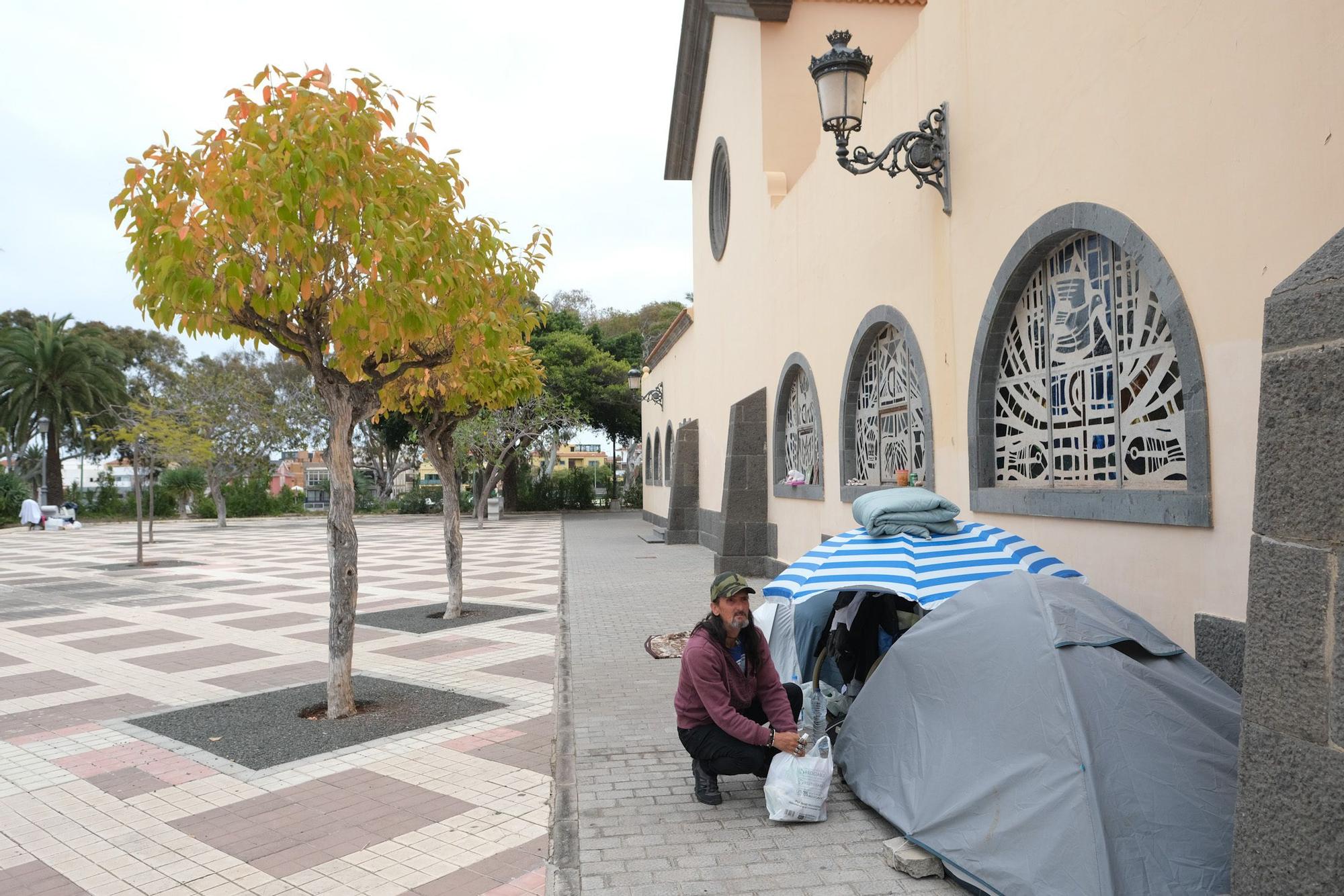 Personas sin hogar viven en el entorno de la iglesia de Santa Isabel de Hungría
