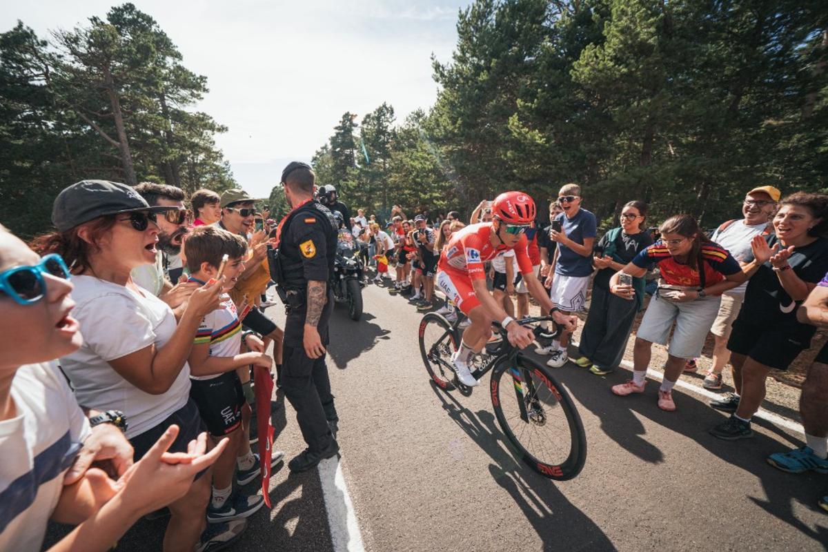 Tadej Pogacar, con el jersey rojo de la Vuelta.