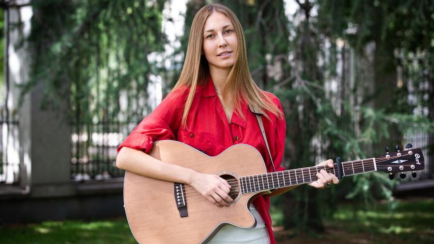 Veronika Sliuzalek, Nikka, canta el tema 'No Tengo Casa' para EPE en el parque de El Retiro