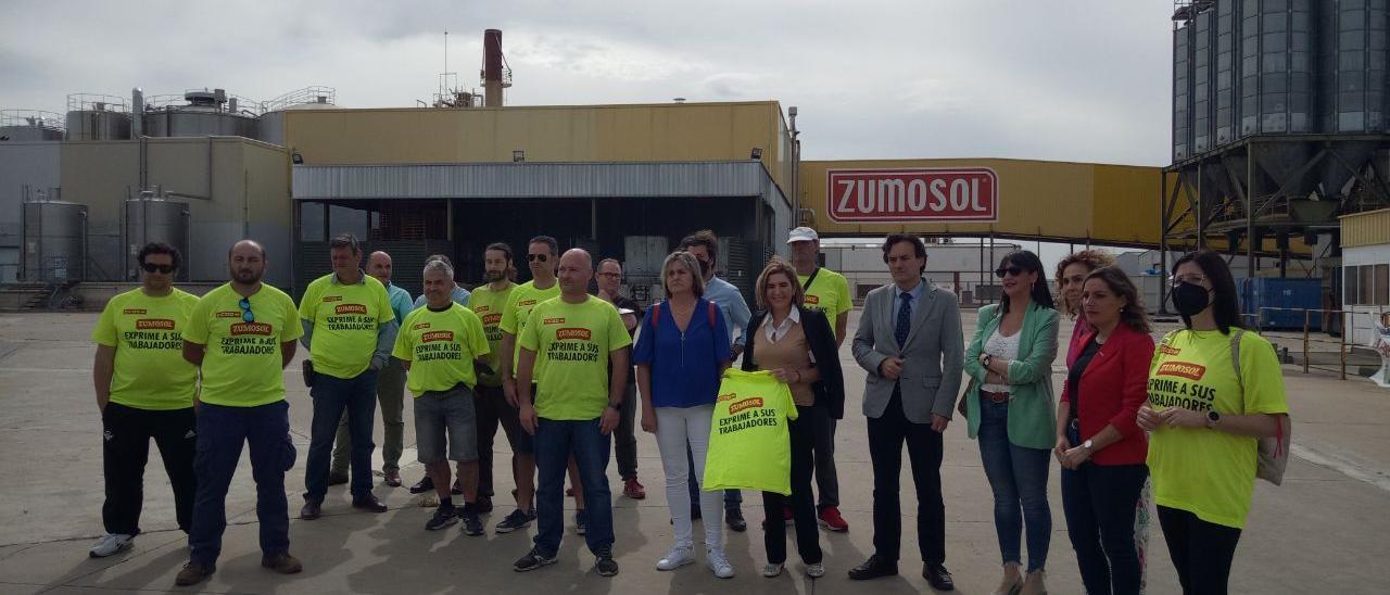 La consejera de Empleo, Rocío Blanco, durante su visita a Zumos Palma.