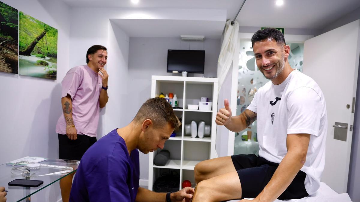 Carlos Albarrán, a la derecha, en los recomocimentos médicos del Córdoba CF.