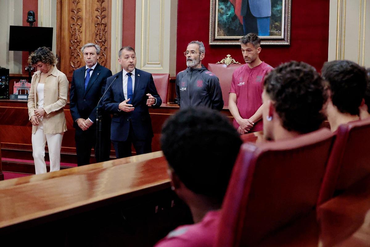 Así fue la visita institucional del CD Tenerife al Ayuntamiento de Santa Cruz