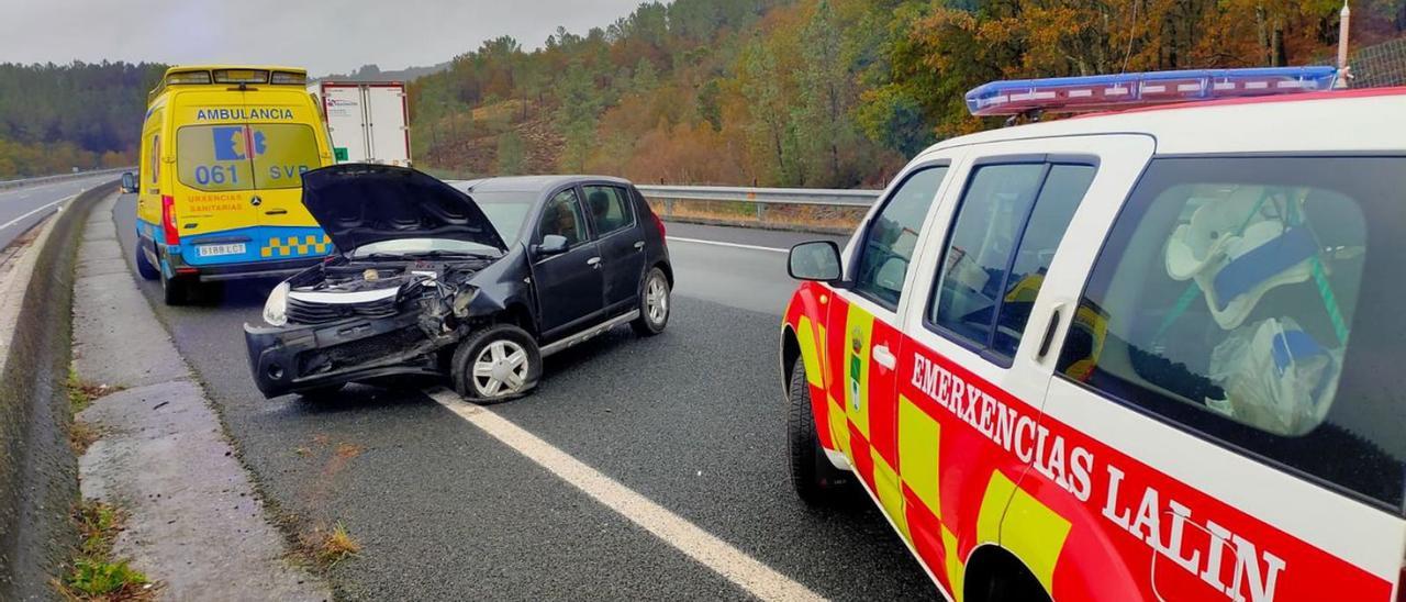 Colisión sin consecuencias. Un accidente de circulación en la autopista se saldó ayer solo con datos materiales y con un herido de levedad. Se produjo a las 16.52 horas a la altura del punto kilométrico 52, en el término municipal lalinense, y por causas que se desconocen un turismo acabó colisionando con la mediana. En el operativo intervino Emerxencias de Lalín, Tráfico y una ambulancia del 061. | EMERXENCIAS LALÍN