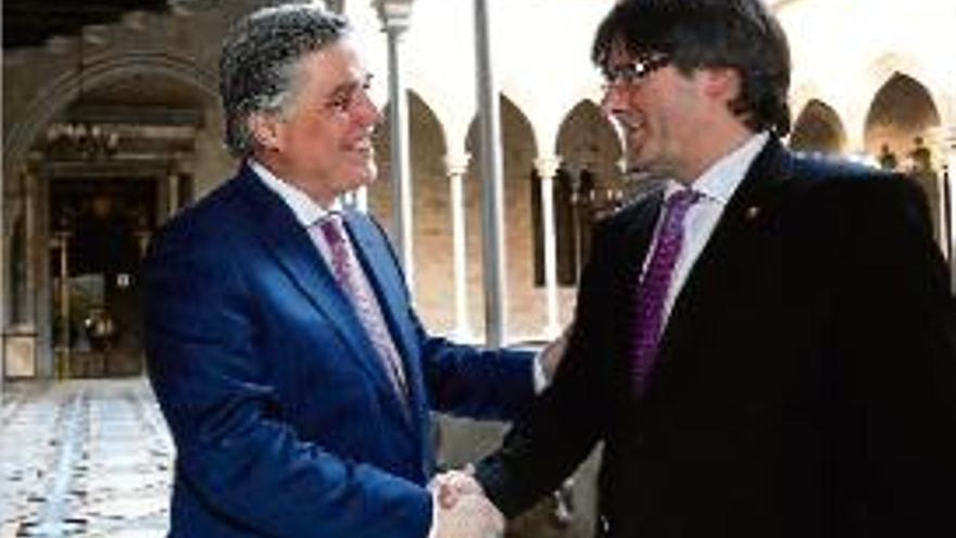 Carles Puigdemont amb l&#039;ambaixador de l&#039;Uruguai, Francisco?Bustillo.