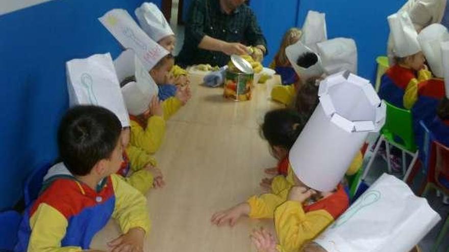 Los niños participan con familiares en el taller de galletas.  // FDV