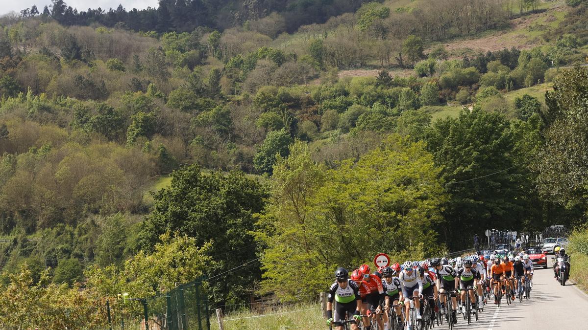 Las imágenes de la última etapa de la Vuelta a Asturias: crónica y reacciones