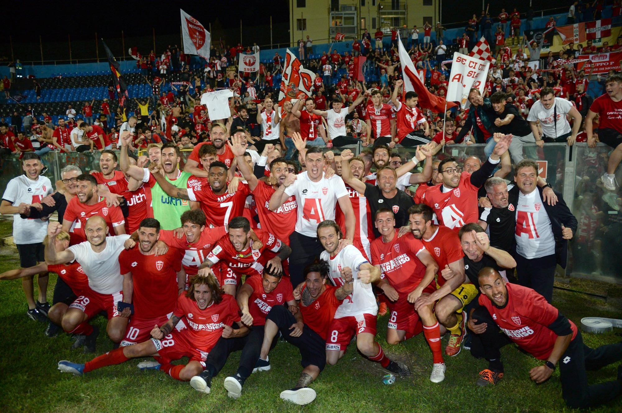 La plantilla del Monza celebra el ascenso.