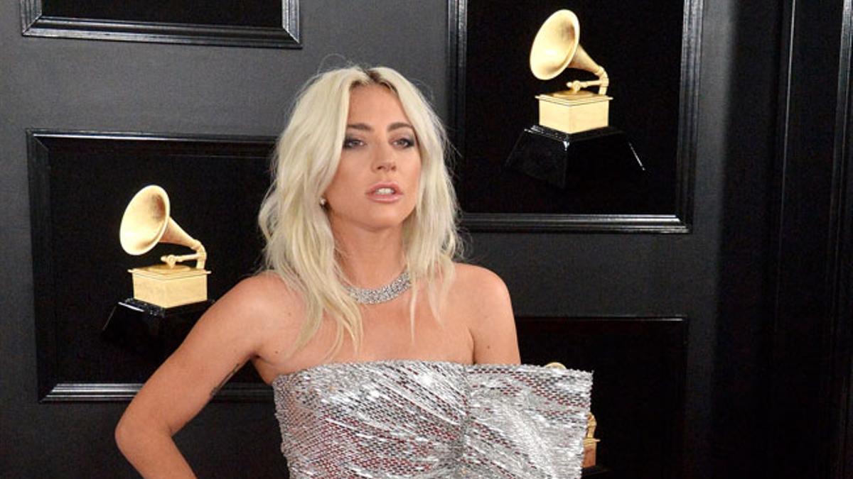 Lady Gaga con vestido plateado de Celine en los Grammy 2019